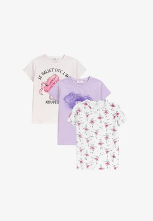 Trzy koszulki z krótkim rękawem: biała z grafiką baletowych butów, lawendowa z abstrakcyjnym wzorem i biała z różowymi nadrukami baletnicy.
