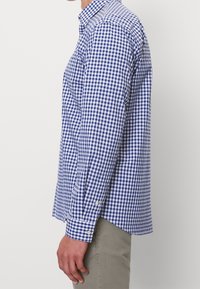 Blauw-witte ruitjesoverhemd, lange mouwen, button-down kraag, getailleerde pasvorm, katoenen materiaal, met knopen bij de manchetten en zijsplitten.