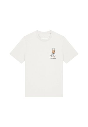 T-shirt blanc avec un petit chien dessin animé déguisé en médecin et un texte disant "Trust me I'm a dogtor" sur la zone de la poitrine.