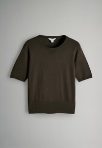 Maglione a maniche corte in maglia di colore marrone scuro, con polsini, colletto e orlo a coste, steso su uno sfondo grigio neutro.
