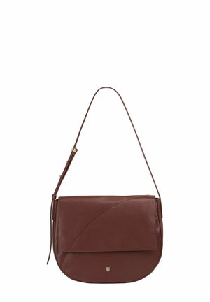 Borsa a spalla in pelle marrone con forma curva, pattina pieghevole e logo minimalista in oro. Presenta una tracolla regolabile per versatilità.