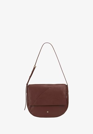 Borsa a spalla in pelle marrone con forma curva, pattina pieghevole e logo minimalista in oro. Presenta una tracolla regolabile per versatilità.