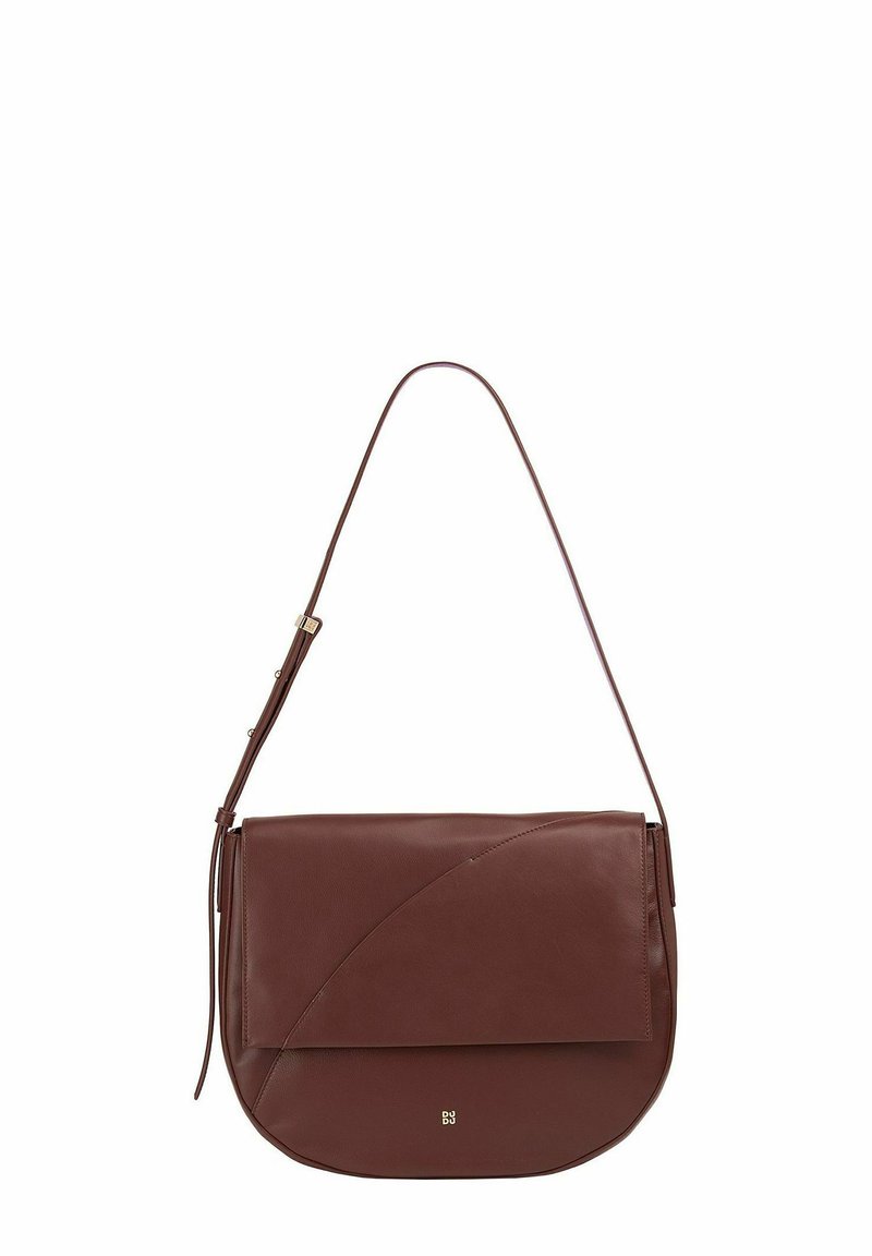 Borsa a spalla in pelle marrone con forma curva, pattina pieghevole e logo minimalista in oro. Presenta una tracolla regolabile per versatilità.