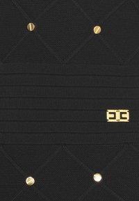 Tessuto a maglia nero con un motivo trapuntato a forme di diamante. Sono visibili dettagli in hardware color oro e righe orizzontali a coste.