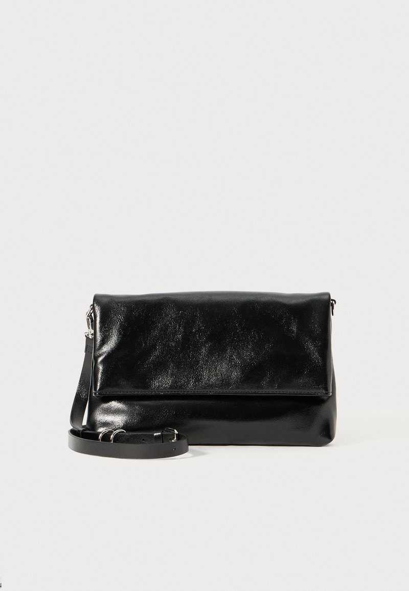 Borsa a mano in pelle nera con texture liscia, forma rettangolare, pattina pieghevole e tracolla removibile. Nessun accessorio hardware visibile.