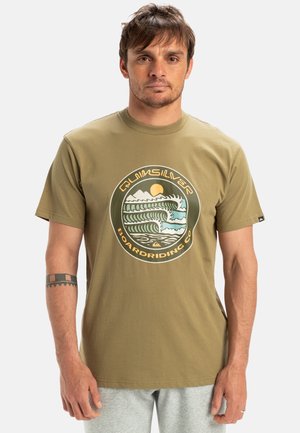 Olivengrünes Baumwoll-T-Shirt mit einem runden Grafikdesign, das Wellen, Berge und die Sonne zeigt. Kurze Ärmel, Rundhalsausschnitt, entspannte Passform.