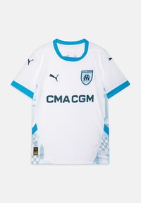 Vit kortärmad tröja med ljusblå detaljer, med en central logotyp, texten "CMA CGM" och ett pixelerat mönster längs sidorna.