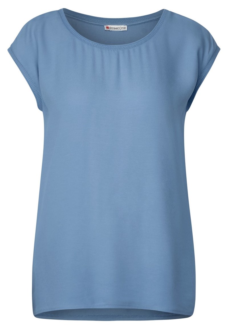 Vaaleansininen lyhythihainen paita, joka on valmistettu pehmeästä kankaasta. Paidan kauluksessa on pyöreä muoto ja se on rento istuvuus. Pintakuvio on sileä, jossa on hienovaraisia ompeluyksityiskohtia.