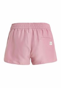 Shorts di tessuto rosa con vita elasticizzata, texture liscia e una sola tasca posteriore con un piccolo logo.