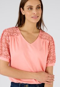 Damart TEE DÉTAILS MACRAMÉ - Camiseta estampada - pêche