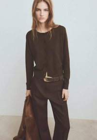 Brauner Cardigan mit Knöpfen vorne, kombiniert mit passenden, hoch taillierten Hosen. Glatte Textur, leicht gekürzt in der Taille und goldfarbene Gürtelschnalle.