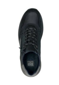 Zwarte leren sneaker met een gestructureerde bovenkant, vetersluiting en een gevoerde inlegzool. Kenmerkend zijn de grijze stiksels en het afgeronde te ontwerp.