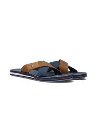 Bruine en marineblauwe teenslippers met kruislings straps, gevoerde voetbed, textuuraccenten, witte en marineblauwe gestreepte zool en logo detail.