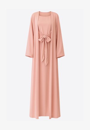 Hellrosa Kleid aus glattem Stoff, mit einer Schleife in der Taille, langen Ärmeln und einem fließenden, bodenlangen Design.