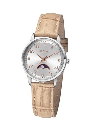 Montre ronde en argent avec bracelet en cuir beige, chiffres en or rose, quatre index en diamant et affichage des phases de lune à la position 6 heures.