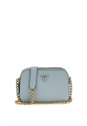 Sac bandoulière en cuir texturé bleu clair avec bandoulière chaîne dorée et plaque logo métallique triangulaire à l'avant.