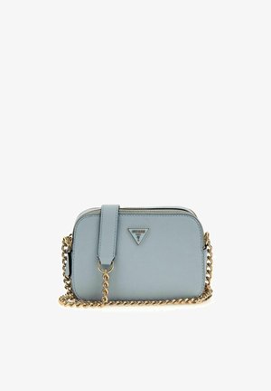 Sac bandoulière en cuir texturé bleu clair avec bandoulière chaîne dorée et plaque logo métallique triangulaire à l'avant.