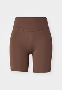 Shorts de sport cycliste marron taille haute avec coutures plates, longueur mi-cuisse, présentés sur un fond clair uni.