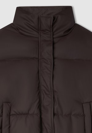 Brązowa kurtka puchowa z wysokim kołnierzem, pikowanym wzorem i kieszeniami z przodu z zapięciem na zamek. Gładki, wodoodporny materiał.