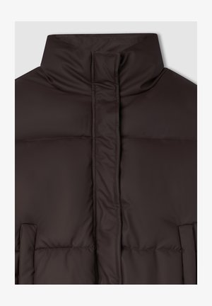 Brązowa kurtka puchowa z wysokim kołnierzem, pikowanym wzorem i kieszeniami z przodu z zapięciem na zamek. Gładki, wodoodporny materiał.