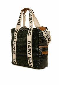 Borsa a tote nera in stile piumino con manici in crema con il testo "BABY BAG" e accenti in pelle marrone. Presenta una forma strutturata e una texture trapuntata.