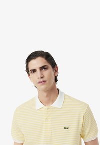 Lacoste MC  - Piké - blanc jaune kba