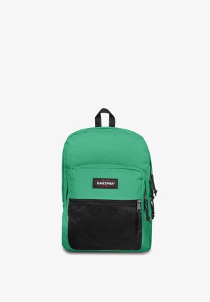 Sac à dos vert avec un grand compartiment principal, poche avant en mesh noir texturé et doubles fermetures éclair. Dispose d'une poignée supérieure et d'un logo.