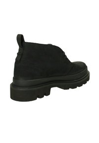 Stivaletti neri in pelle testurizzata con suola in gomma spessa e robusta, dotati di lacci e una linguetta posteriore per una facile calzata.