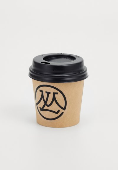 Brūns papīra kafijas krūze ar melnu plastmasas vāciņu, kurā ir apaļa logo ar stilizētiem simboliem melnā krāsā. Gluda tekstūra.