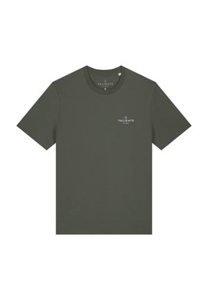 Camiseta de cuello redondo en verde oliva, confeccionada con un tejido suave, que presenta un pequeño logo en blanco que dice "VALIDATE" en la parte izquierda del pecho.