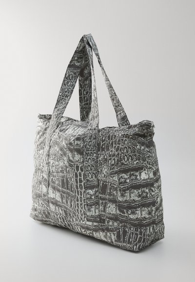 Borsa tote bianca e nera con una texture in finta cocco, dotata di due manici resistenti e un design spazioso e strutturato.