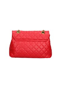 Borsa in pelle trapuntata rossa con hardware dorato, dotata di un flap superiore e una tasca posteriore per un tocco in più. La texture liscia esalta il design.