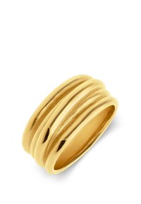 Gouden ring met drie gestapelde banden met gladde en gestructureerde oppervlakken, gebogen vorm en gepolijste afwerking.