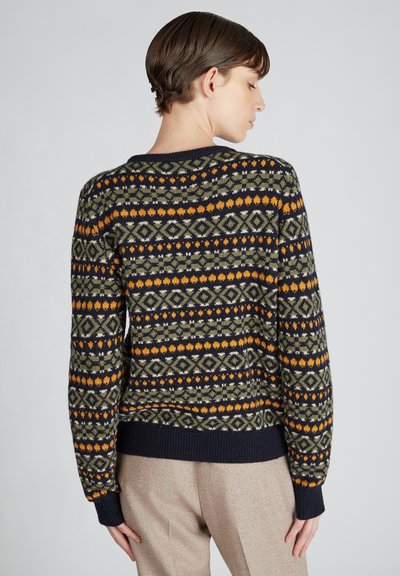Sweter dziany w kolorze granatowym z geometrycznymi wzorami w kolorze zielonym, pomarańczowym i żółtym. Żebrowane mankiety i dół. Posiada klasyczny dekolt w serek.