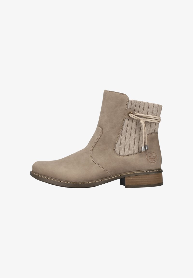 Beige Knöchelboot aus glattem Wildleder. Verfügt über ein geripptes elastisches Panel, eine dekorative Schleife und einen niedrigen, gestapelten Absatz. Logo auf der Seite geprägt.