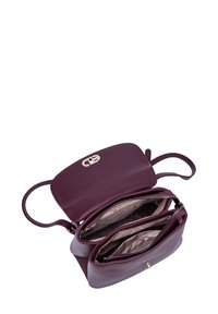 Borsa a mano in pelle borgogna con design a doppio scomparto con zip, caratterizzata da una texture liscia e accessori in metallo dorato.