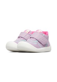 Chaussures de sport violettes et roses avec une tige en maille, maintenues par une sangle velcro, et semelles en caoutchouc blanches. Présentent des détails perforés sur la sangle.