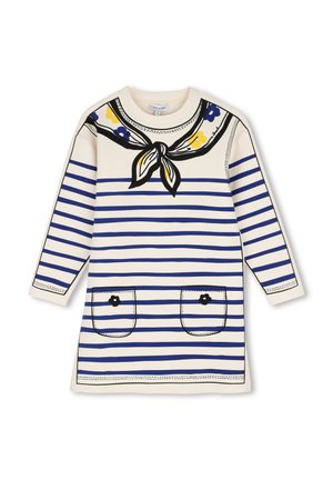 Robe à manches longues rayée blanche et bleue avec des poches imprimées soulignées de noir et un motif d'écharpe avec des fleurs bleues et jaunes autour de l'encolure.
