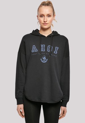 Schwarzes Hoodie mit Kordelzug, ausgestattet mit einem blauen Grafikdruck, der "AHOI" und ein Ankerdesign zeigt. Bequeme, lockere Passform.
