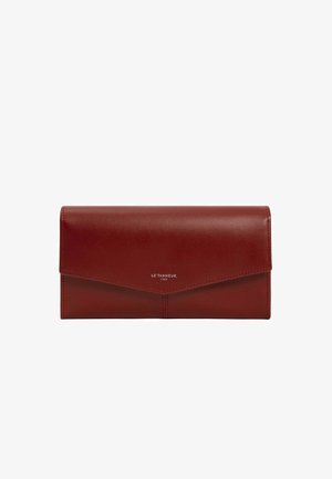 Cartera de cuero rojo con una textura suave, que cuenta con un cierre de solapa y un logotipo de la marca embosado en plata. Forma rectangular con líneas limpias.