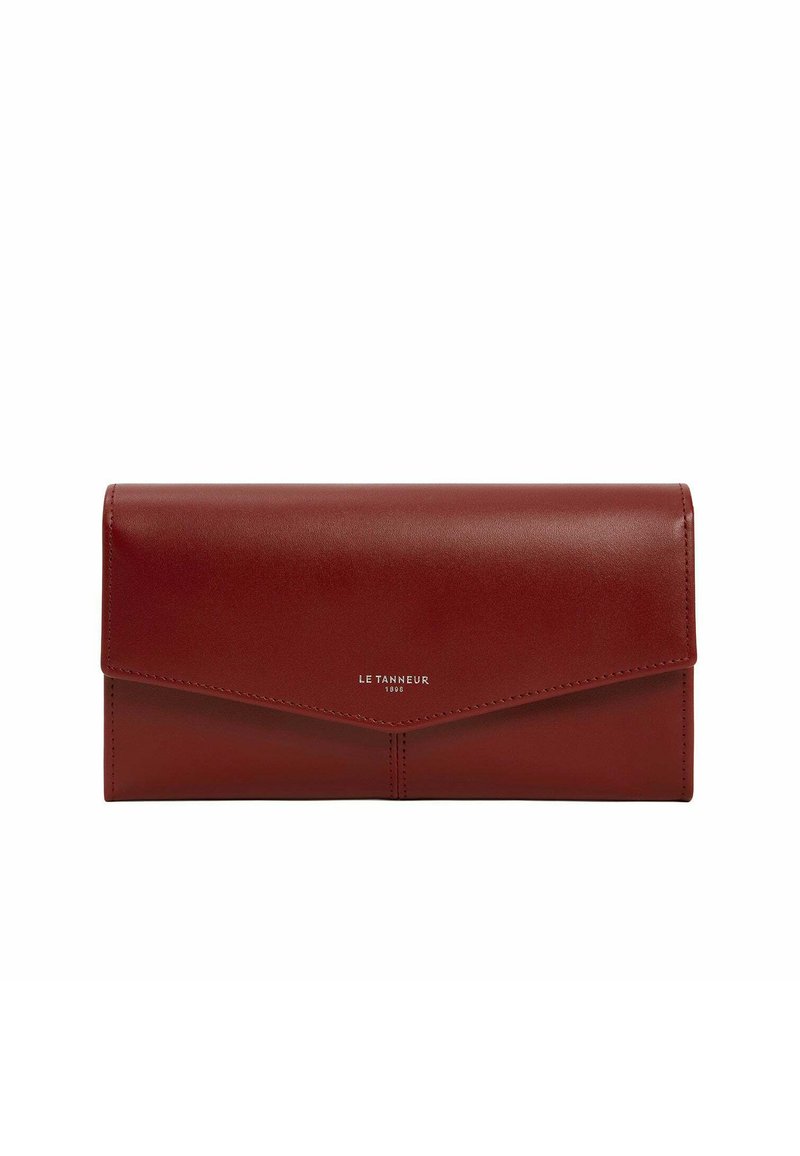 Cartera de cuero rojo con una textura suave, que cuenta con un cierre de solapa y un logotipo de la marca embosado en plata. Forma rectangular con líneas limpias.