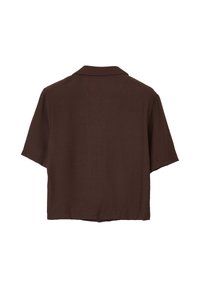 Camicia marrone a maniche corte con una texture morbida, design con colletto, vestibilità ampia e orlo dritto sul retro.