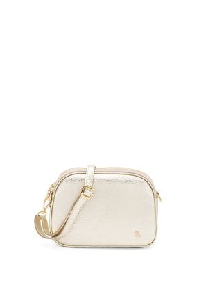 Bolso bandolera pequeño rectangular metálico dorado con correa ajustable, cierre de cremallera y logo sutil en la parte inferior derecha delantera.