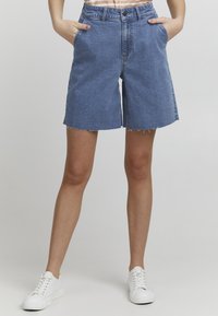 Oxmo OXFREYA REGULAR FIT - Farmer rövidnadrágok - mid blue denim
