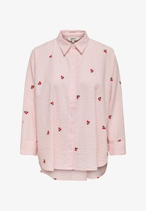 Blouse à rayures roses et blanches à boutons, manches longues, avec broderies de cerises rouges éparpillées sur le tissu.