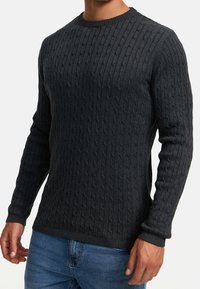 Mörkgrå kabelstickad tröja med rund halsringning och långa ärmar, med texturerade ribbade detaljer och tighta muddar.