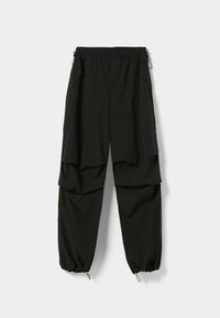 Černé cargo kalhoty vyrobené z lehkého materiálu, s elastickým pasem, detaily na šňůrku, bočními kapsami a elastickými manžetami.