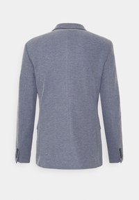 Blå herringbone-kavaj, enknäppt, med spetsig krage, två sidofickor och knapprader på ärmarna. Texturerad tyg.