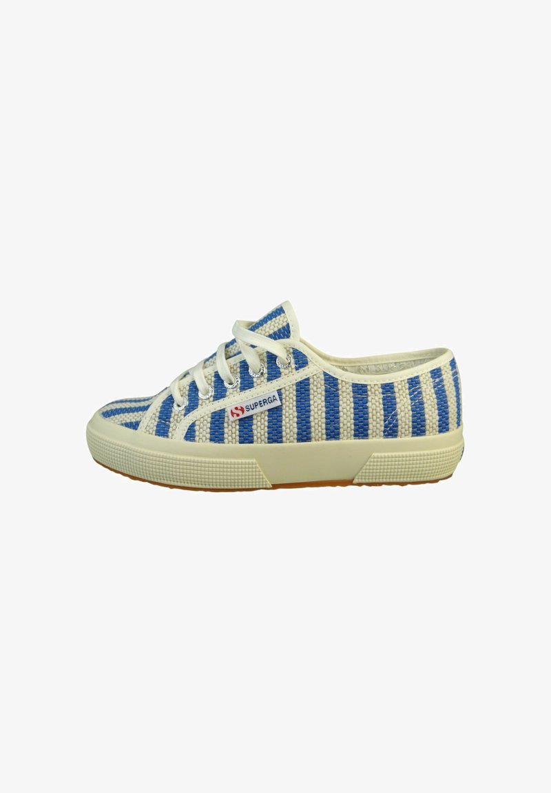 Baskets basses Superga avec des rayures tissées bleues et blanches, des lacets blancs et une semelle en caoutchouc blanc cassé, vues de profil.