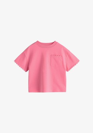 Rozā īsroku krekls ar viļņotām malām piedurknēs un atbilstošu viļņotu kabatu kreisajā krūtīs.